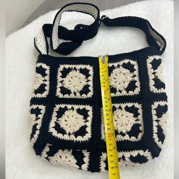 Elegant Black and Cream Crossbody Bag - Picture 7 of 9